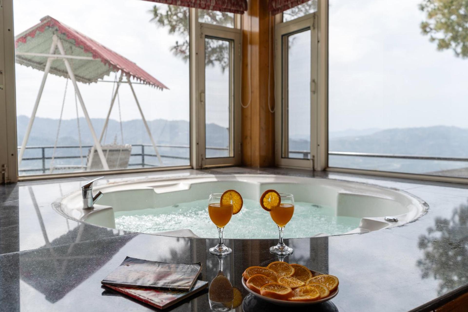 Villa Woodside Meadows By Veo - Part Of Stayvista Kasauli Bagian luar foto